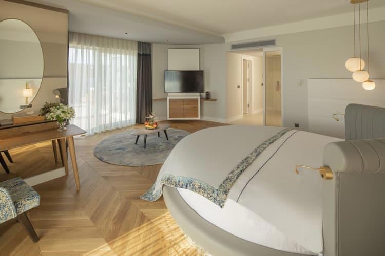 Lara Barut Collection