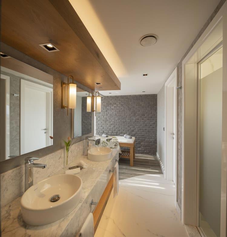 Lara Barut Collection