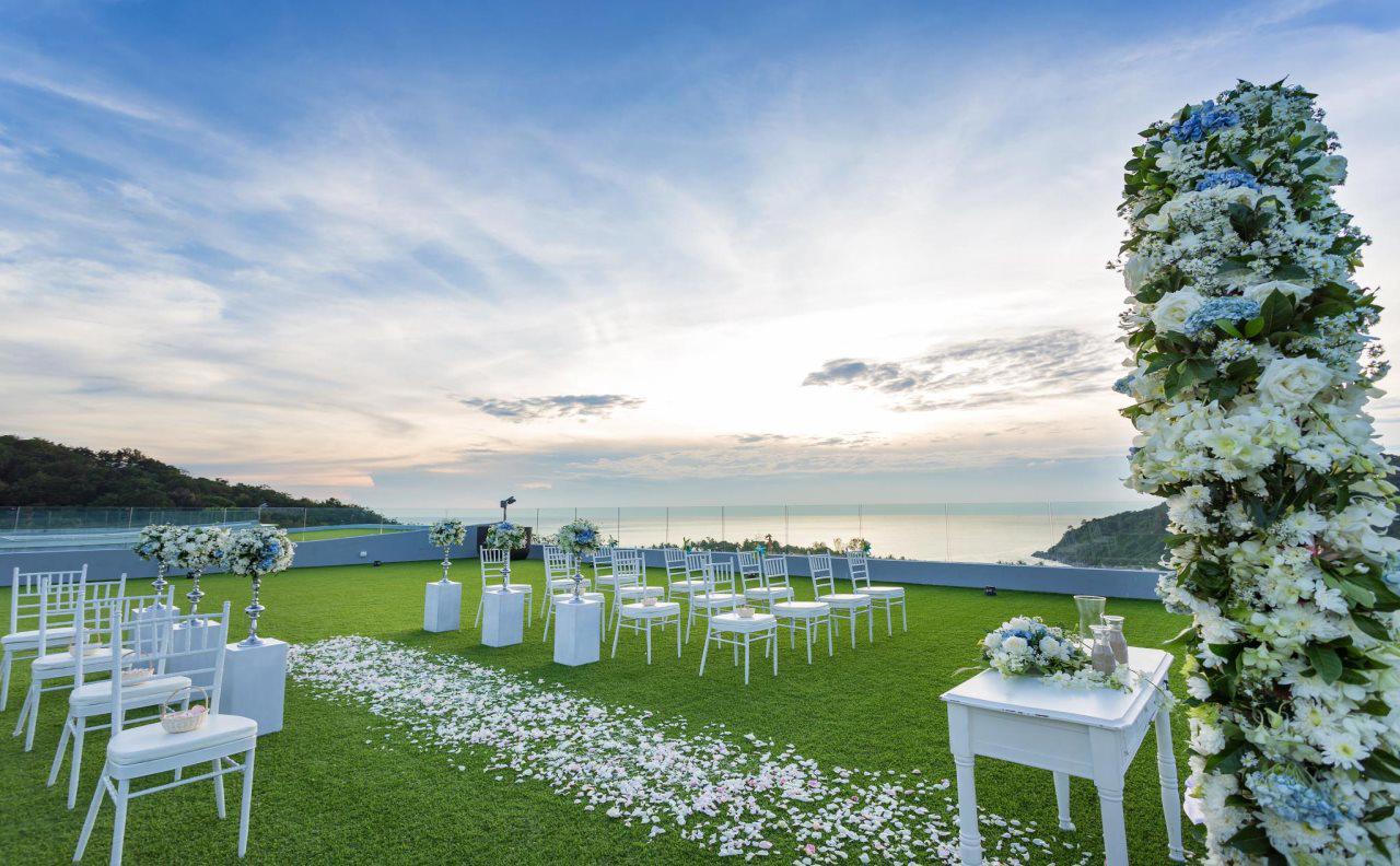 Crest Resort & Pool Villas