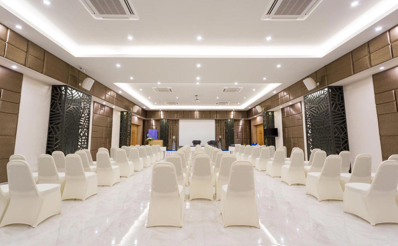 Crest Resort & Pool Villas