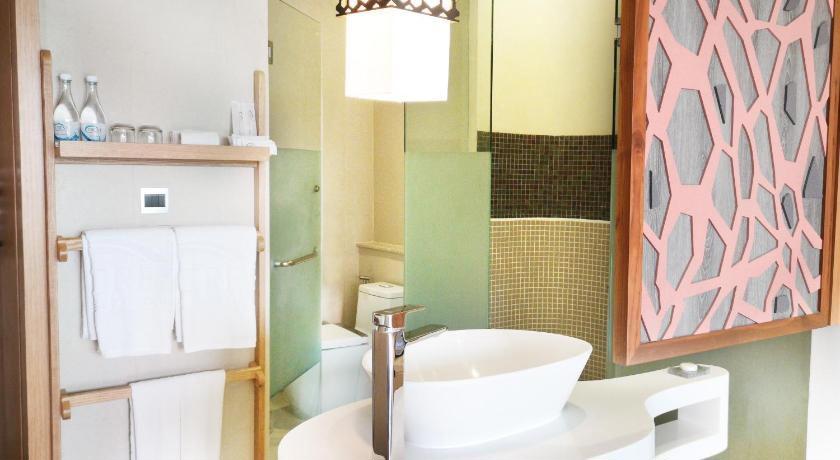 Crest Resort & Pool Villas