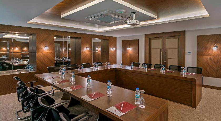 B Business Hotel & Spa